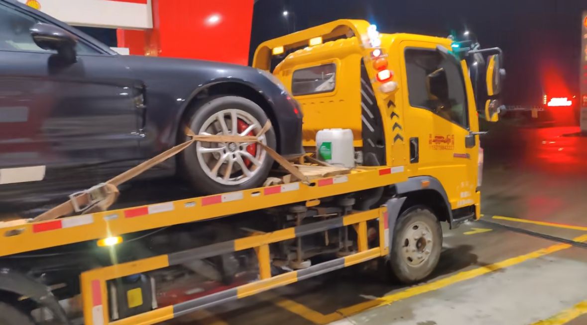 西双版纳行车途中遇到突发状况该如何呼叫道路救援？